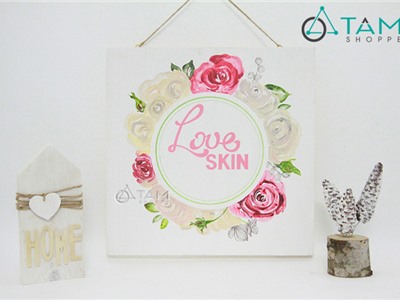 Bảng hiệu vẽ tay trên gỗ LOVE SKIN 40x40cm